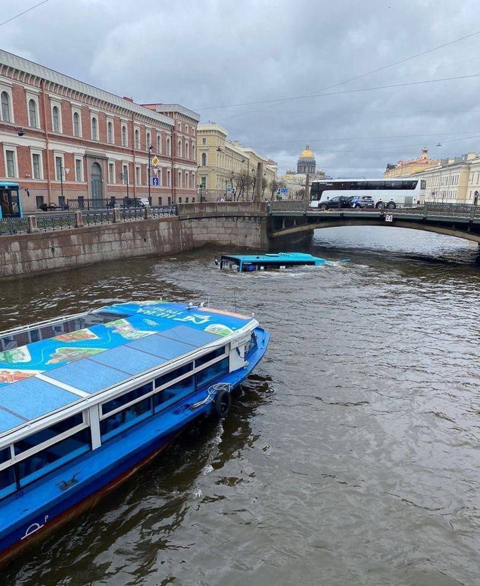 Rusya'da yolcu otobüsü nehre düştü - 1