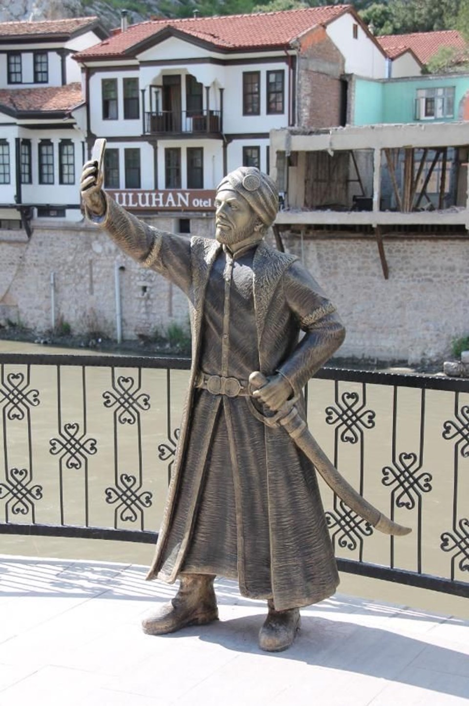 Amasya'da selfie çeken şehzade heykeli - 1