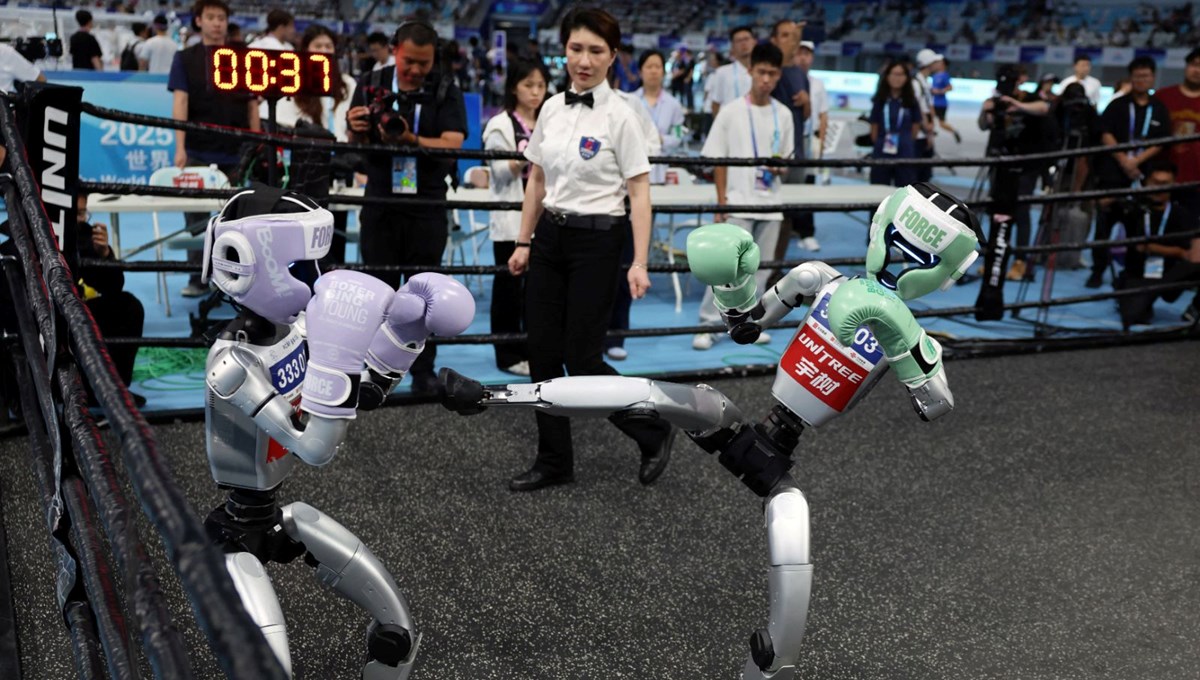 Robotlar arenada yarıştı