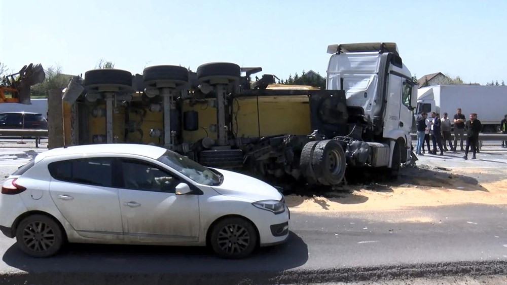 Büyükçekmece TEM Otoyolu'nda trafik kazası: Yol 3 saat kapalı kaldı, kilometrelerce kuyruk oluştu 72