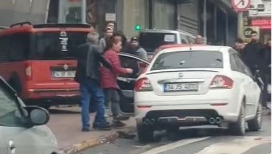 Eşine sinirlendi, krediyle aldıkları arabayı çekiçle pert etti