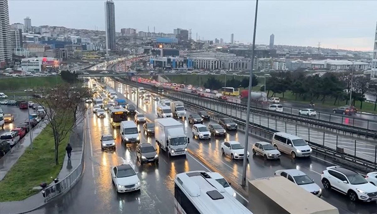 İstanbul’da yeni hafta trafik yoğunluğuyla başladı