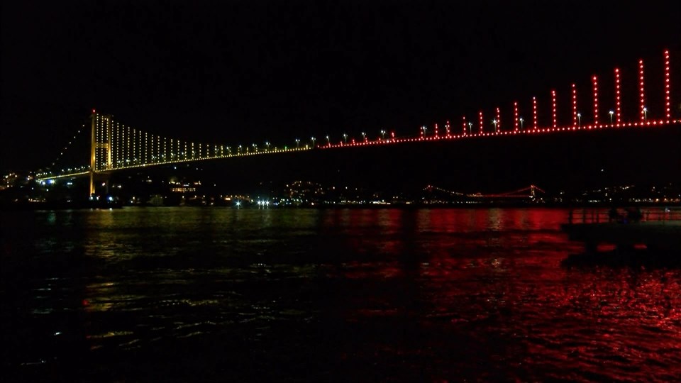 İstanbul'da köprüler sarı-kırmızı renklere büründü - 1
