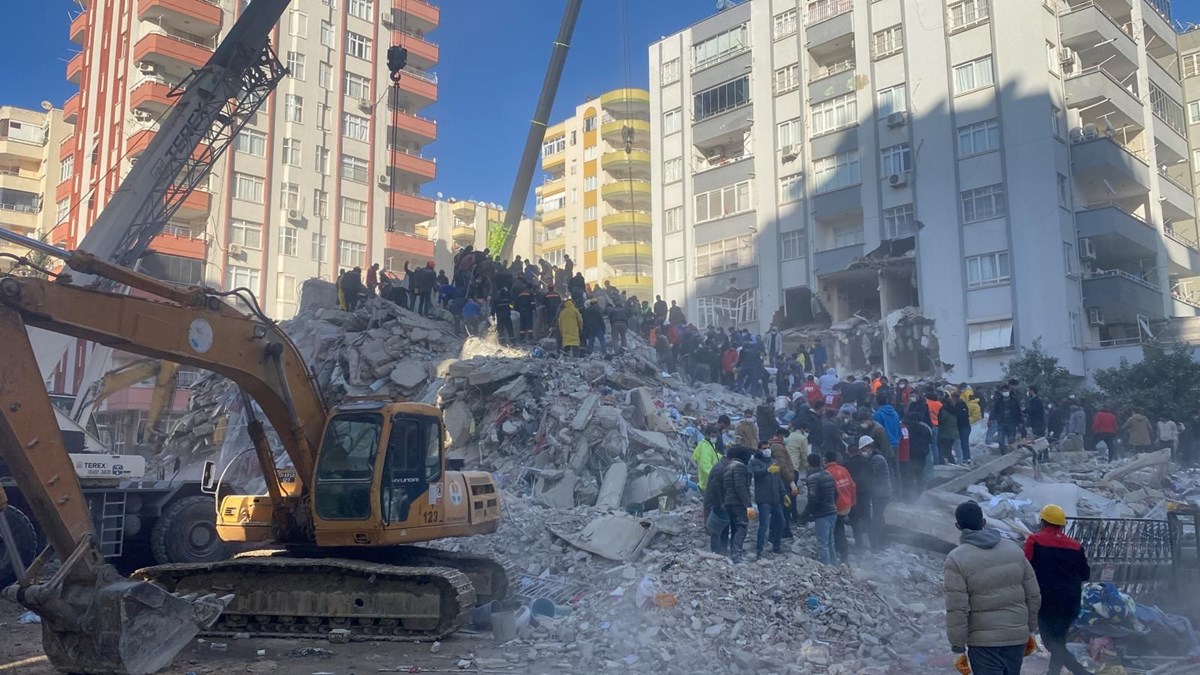 Depremde yaşamını yitirenlerin yakınlarından mütalaa tepkisi: “Kum yığını altında boğularak öldüler”