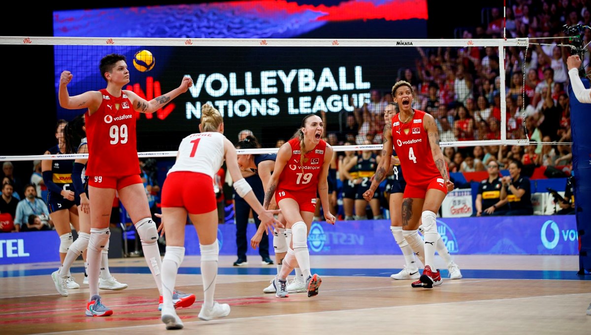 Voleybol'da uçak krizi | Uraloğlu: Dönüşleri business olarak organize etmeye çalışıyoruz Voleybol'da uçak krizi | Uraloğlu: Dönüşleri business olarak organize etmeye çalışıyoruz