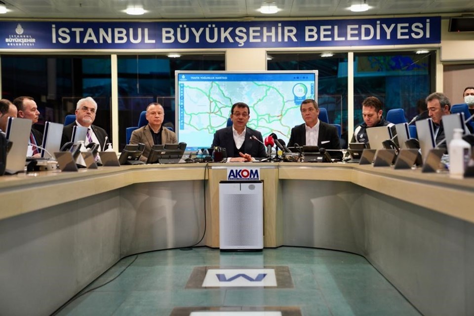 İBB Başkanı İmamoğlu, AKOM'da karın etkisi altında olan İstanbul'daki gelişmeleri aktardı.