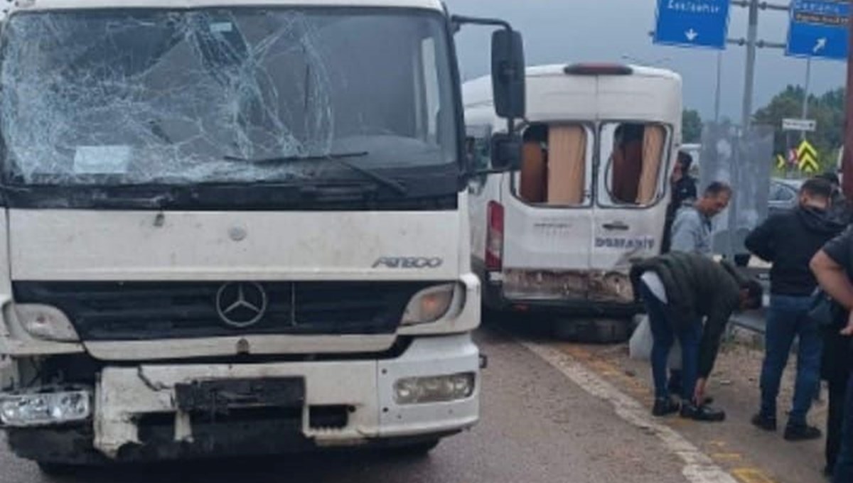 Kamyon işçi servisine çarptı: 7 yaralı Kamyon işçi servisine çarptı: 7 yaralı