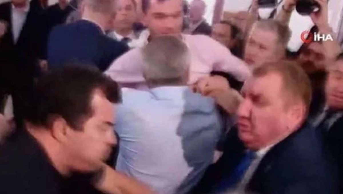 Gürcistan parlamentosunda milletvekilleri arasında kavga kamerada Gürcistan parlamentosunda milletvekilleri arasında kavga kamerada