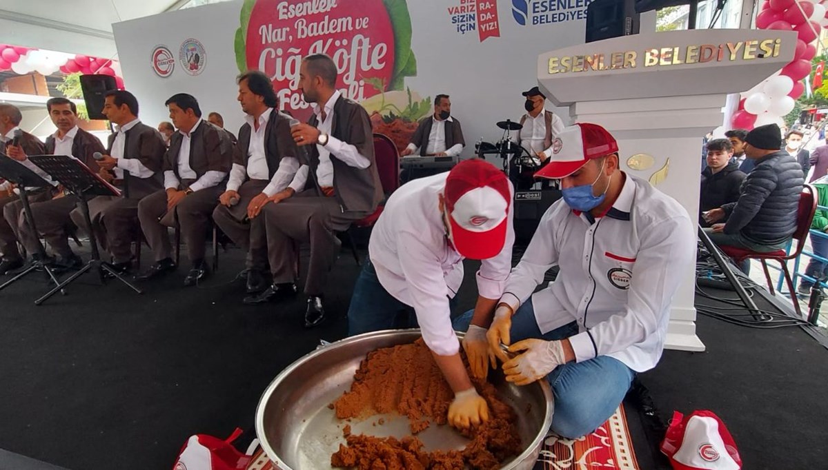 Esenler'de festival: 5 ton çiğ köfte, 15 ton nar ve 1 ton badem dağıtıldı Esenler'de festival: 5 ton çiğ köfte, 15 ton nar ve 1 ton badem dağıtıldı