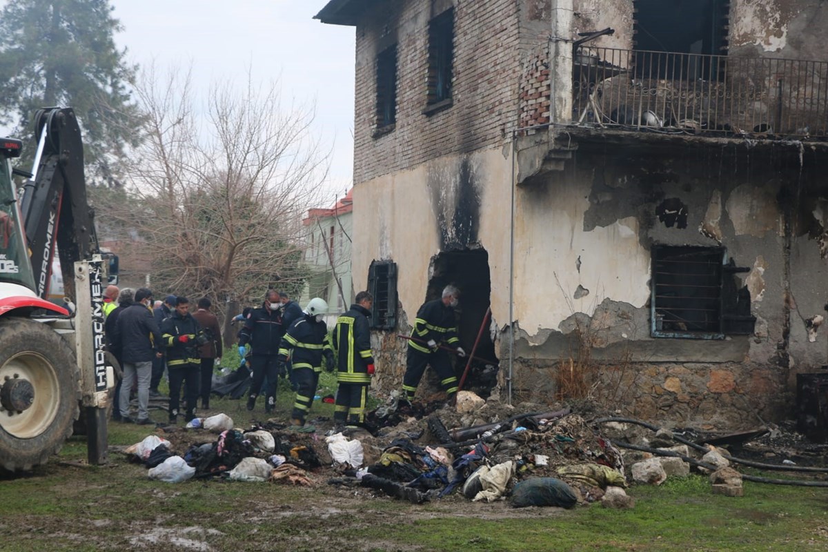 Kozan'da evde çıkan yangın can aldı: 3 ölü