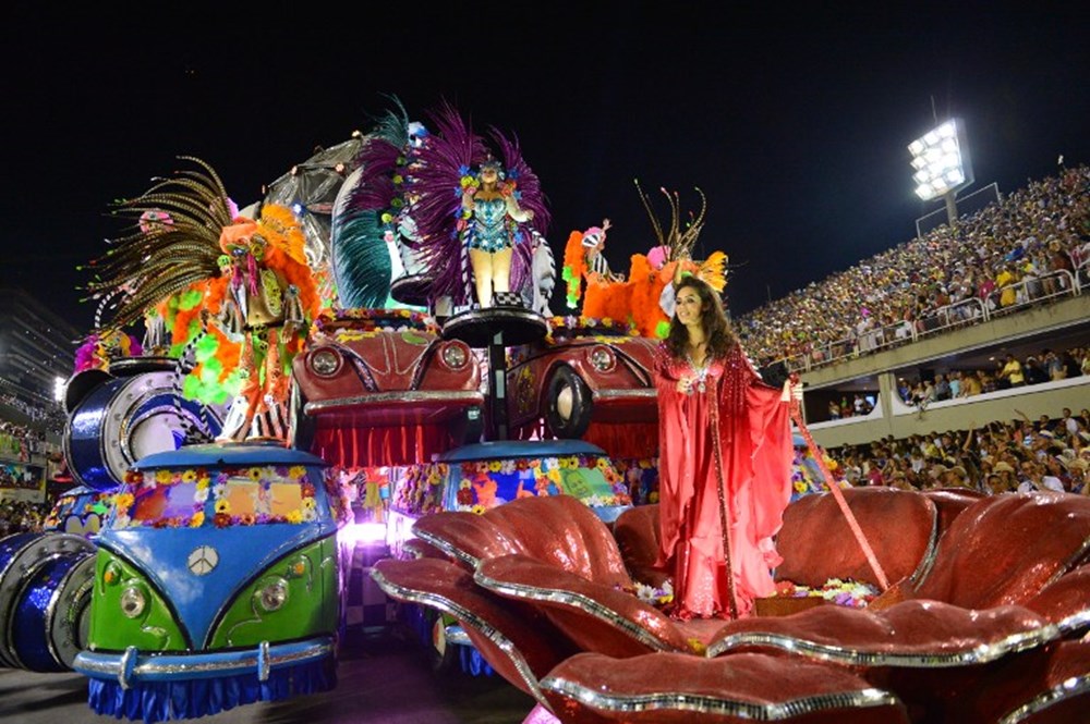 Carnival. Рио де Жанейро развлечения. Бразильский карнавал сцена. Рио де Жанейро аттракционы. Карнавальные машины в Бразилии.