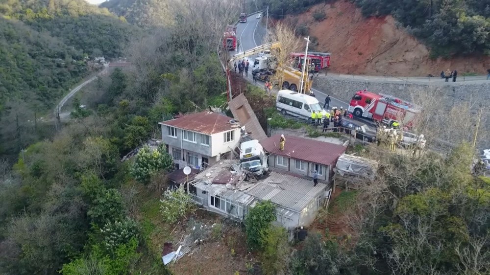 Demir yüklü TIR gecekondunun üstüne devrildi - 9