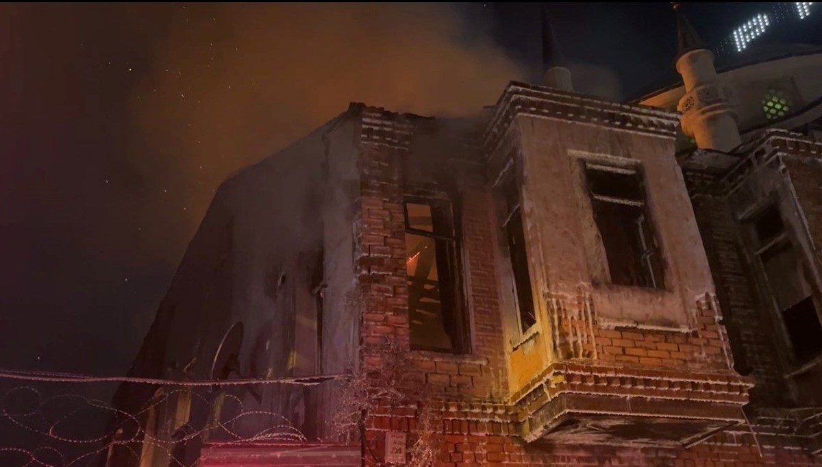 Beyoğlu’nda 2 katlı metruk bina alev alev yandı Beyoğlu’nda 2 katlı metruk bina alev alev yandı