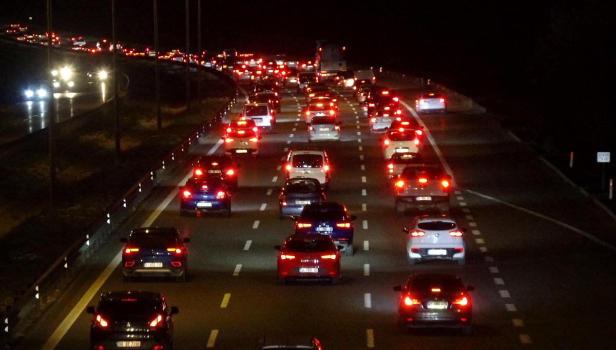 Tatilciler dönüyor: Bayram trafiği her geçen saat artıyor Tatilciler dönüyor: Bayram trafiği her geçen saat artıyor