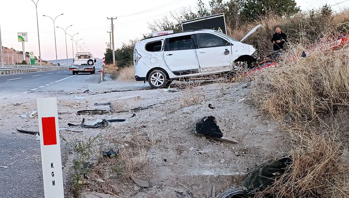 Kütahya’da otomobil menfez bendine çarptı: 2 ölü, 2 yaralı Kütahya’da otomobil menfez bendine çarptı: 2 ölü, 2 yaralı