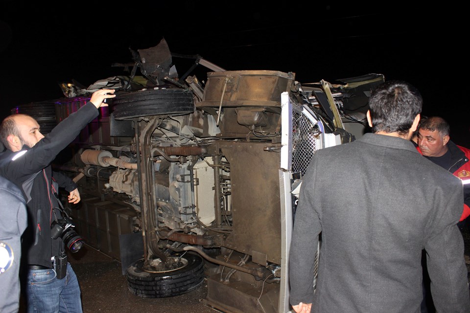 Adana’da midibüs devrildi: 3 ölü, 20 yaralı - 1