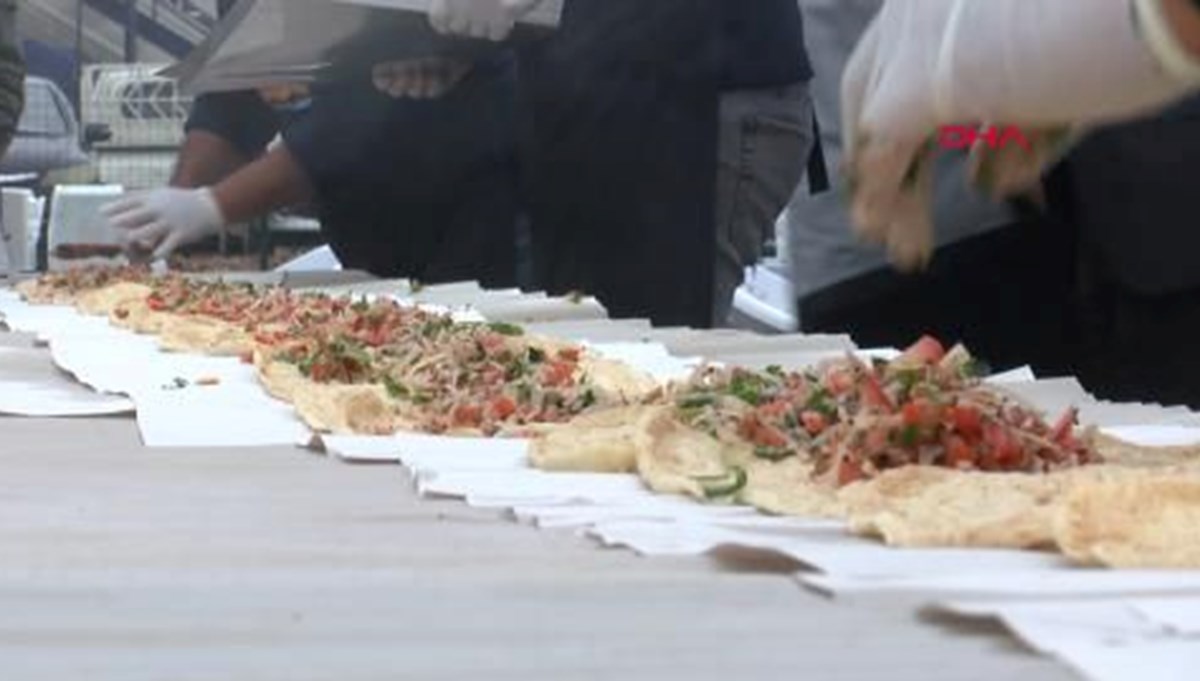 Adana, Ankara'ya gitti: 106 metre kebap ikram edildi Adana, Ankara'ya gitti: 106 metre kebap ikram edildi