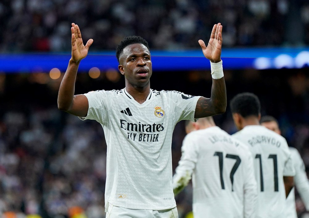 Irkçı saldırıların hedefindeki Vinicius Jr'a futbol tarihine geçecek teklif - 3