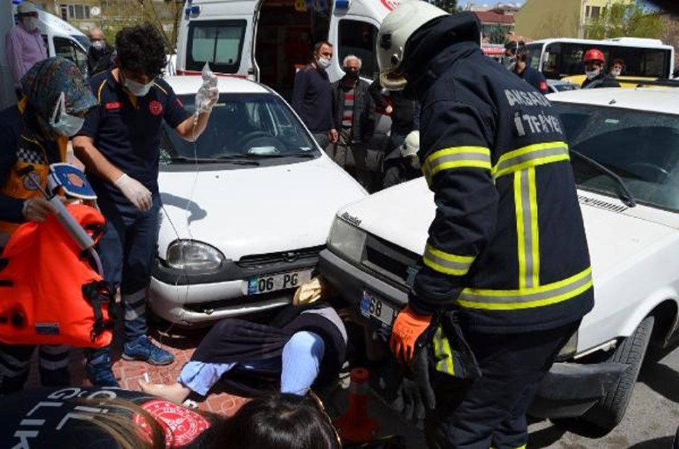 Hastaneden taburcu oldu; ambulanstan inince kazada savrulan otomobil çarptı - 1
