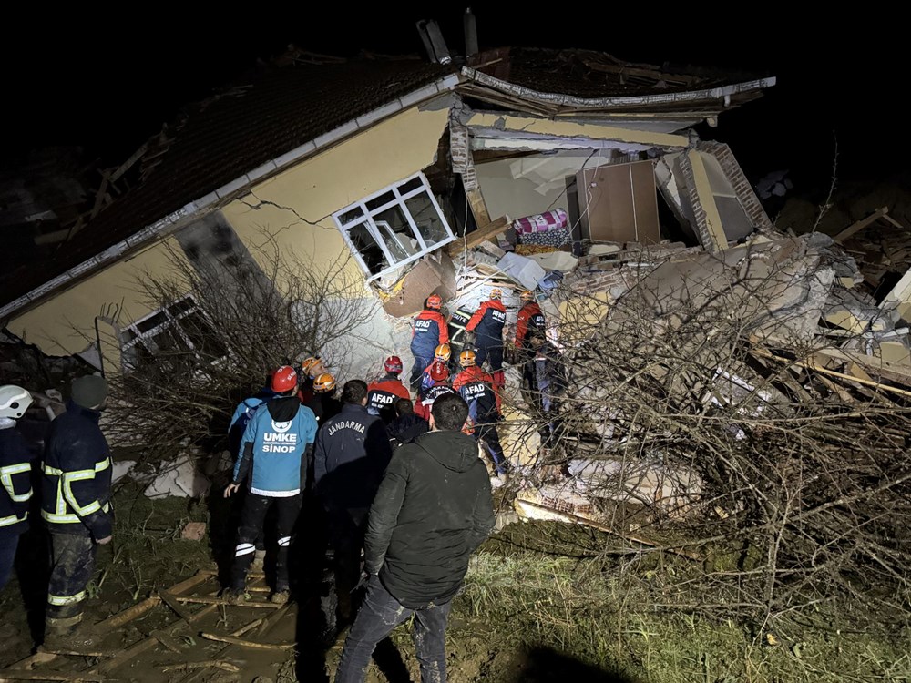 Sinop'ta heyelan: Üç ev yıkıldı - 2