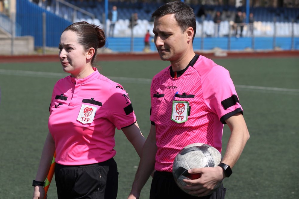 Eşinin yönlendirmesiyle hakem oldu: Futbol hakemi çift birlikte maç yönetiyor - 1
