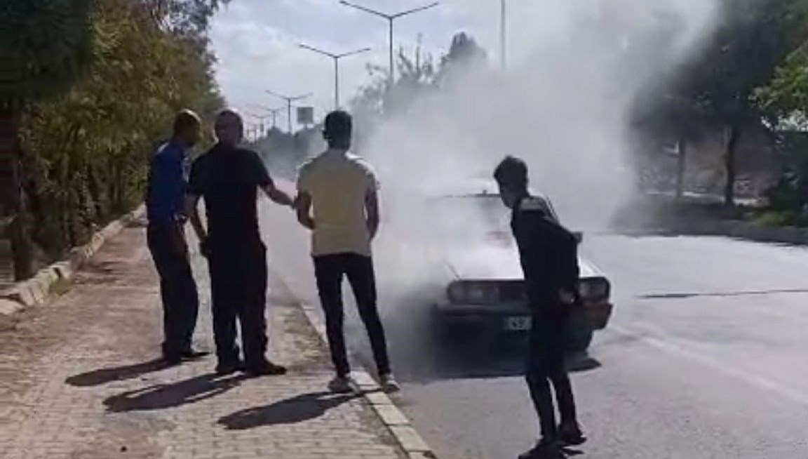 Seyir halindeki otomobil yandı