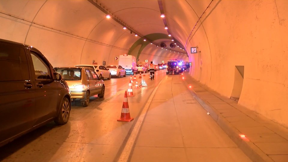 Tünelde korku dolu anlar: Motokurye otomobilin altında sıkışıp kaldı - 1