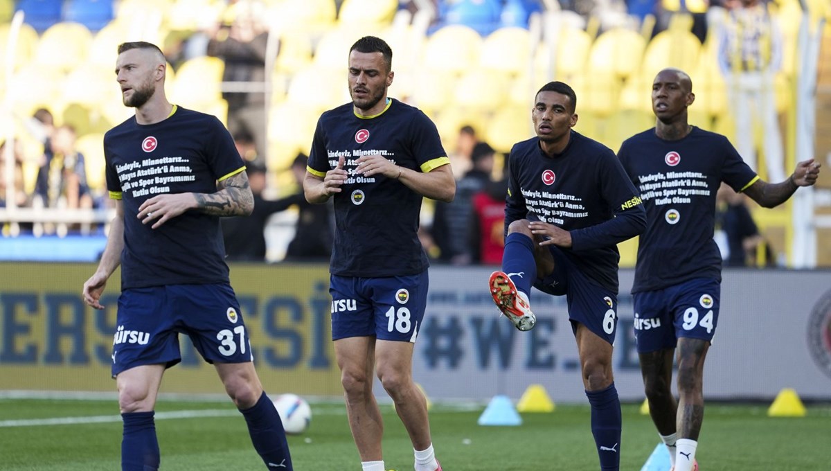 Fenerbahçe - Eyüpspor maçında santrayla birlikte büyük protesto Fenerbahçe - Eyüpspor maçında santrayla birlikte büyük protesto