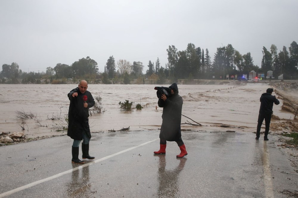Kırmızı kodla aşırı yağış uyarısı yapılan Antalya'da sağanak etkili oluyor - 27