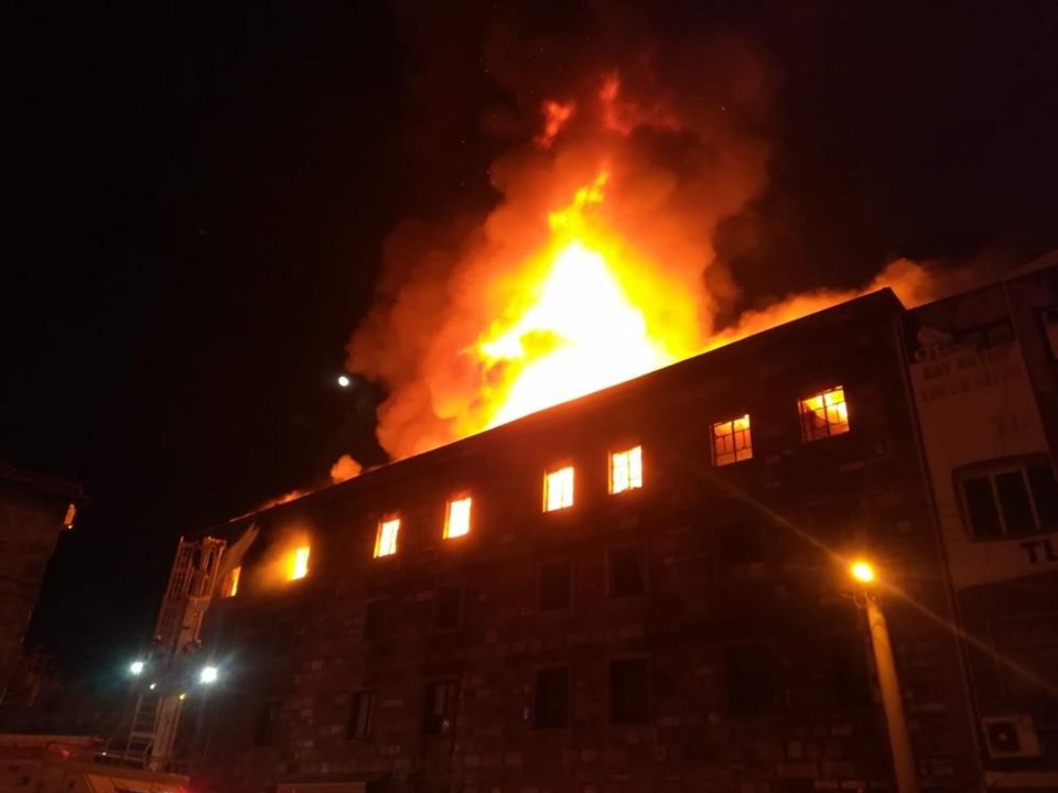 İzmir'de tekstil atölyesinde yangın - 1