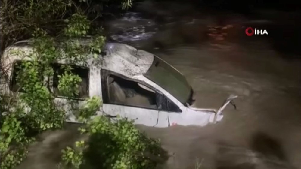 Erzurum’da heyelan otomobili dereye sürükledi: Anne öldü, 10 aylık çocuk aranıyor - 2