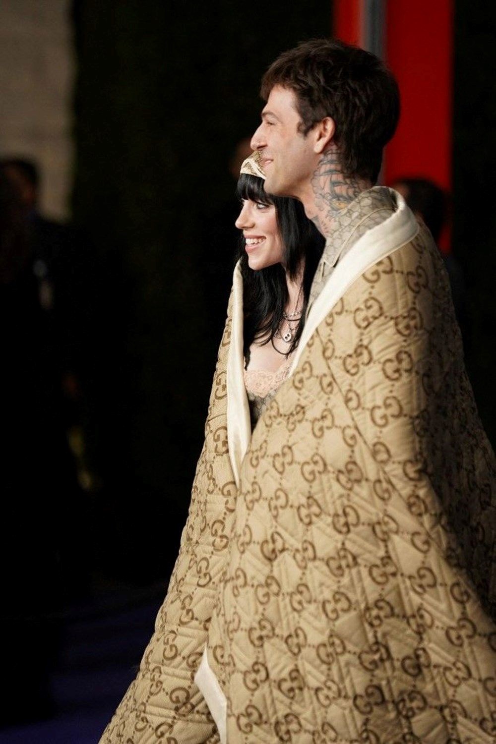 Grammy ödüllü şarkıcı Billie Eilish'in başı hayranıyla dertte - 2