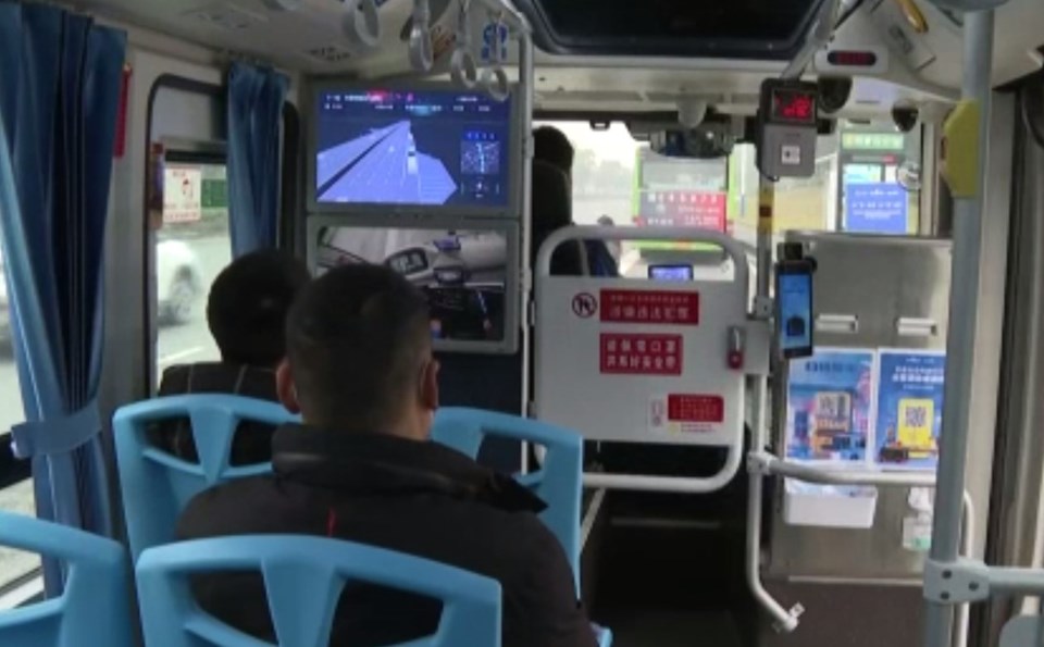Çin’de sürücüsüz 3 otobüs testlere başladı - 1