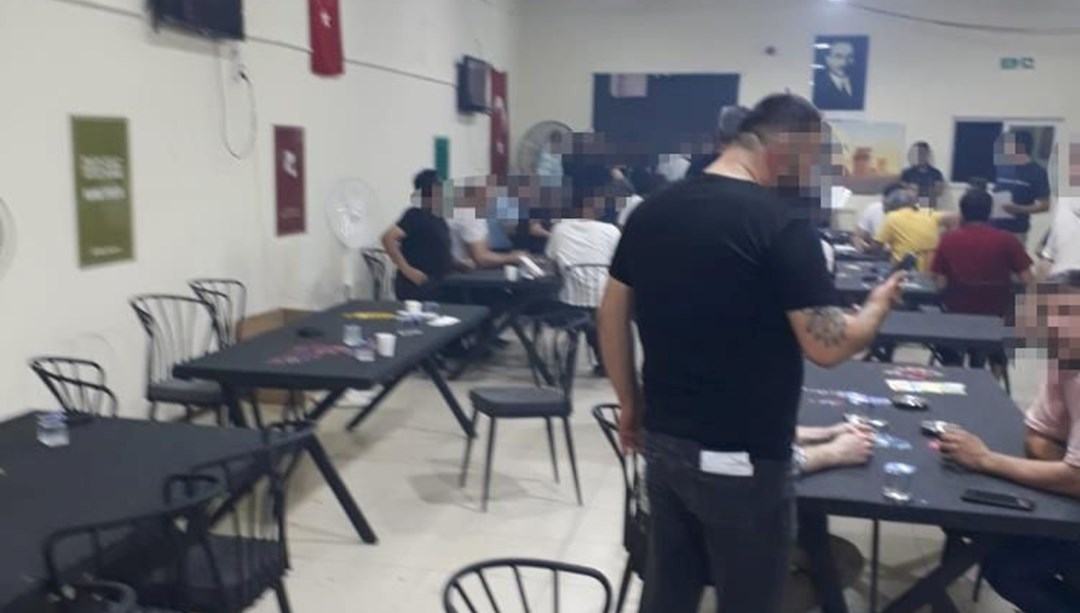 İzmir’de mobilya atölyesine kumar baskını: 30 kişi suçüstü yakalandı