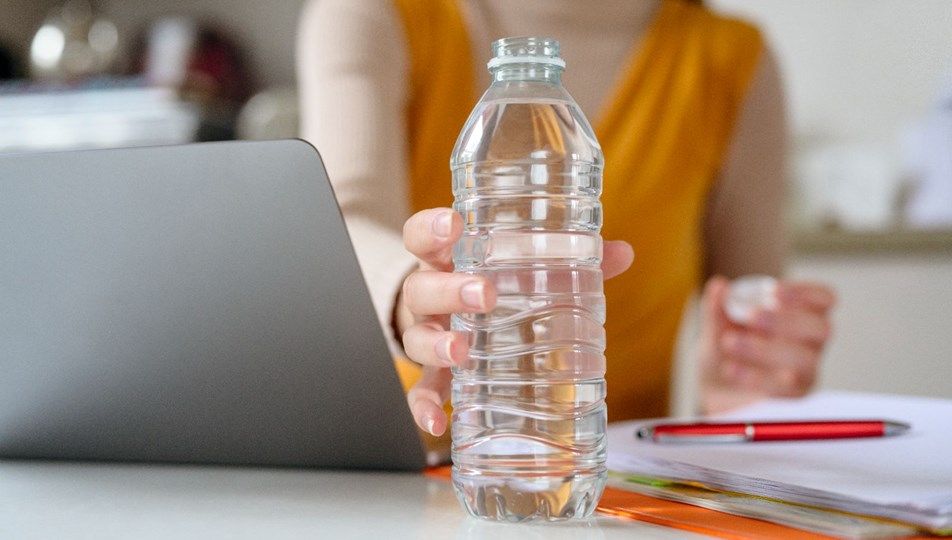 Bilim insanları, bir şişe suyun kansere neden olan nanoplastik içerdiğini açıkladı