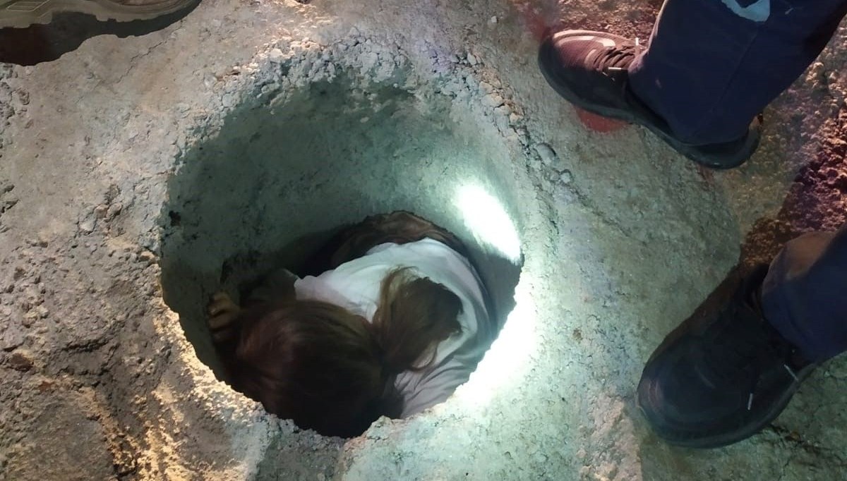 Diyarbakır'da çukura düşen kız çocuğu kurtarıldı Diyarbakır'da çukura düşen kız çocuğu kurtarıldı