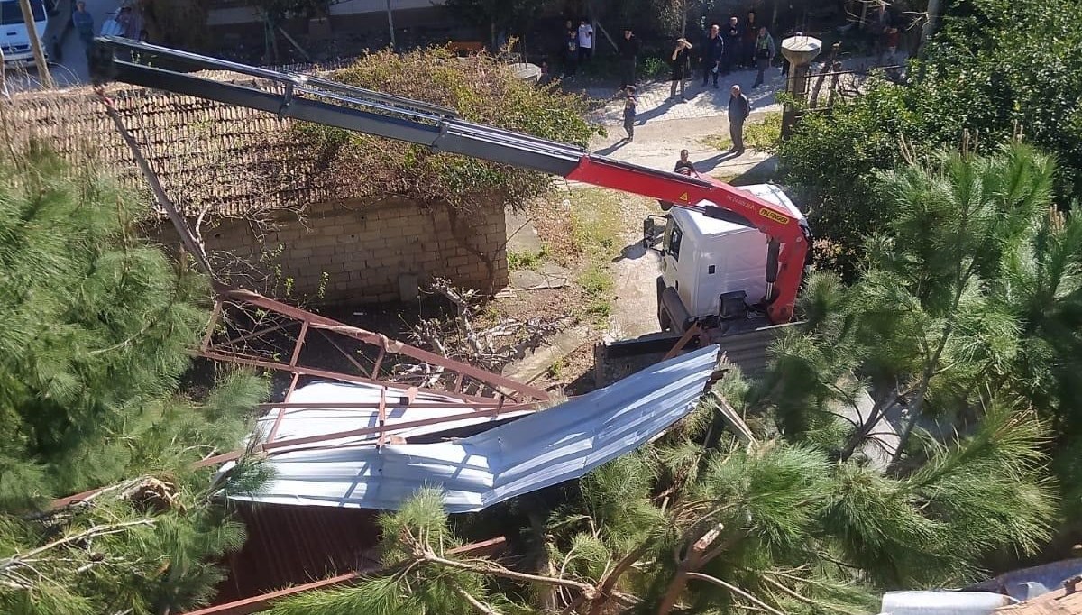 Samandağ'da fırtına: Evin çatısı uçtu Samandağ'da fırtına: Evin çatısı uçtu