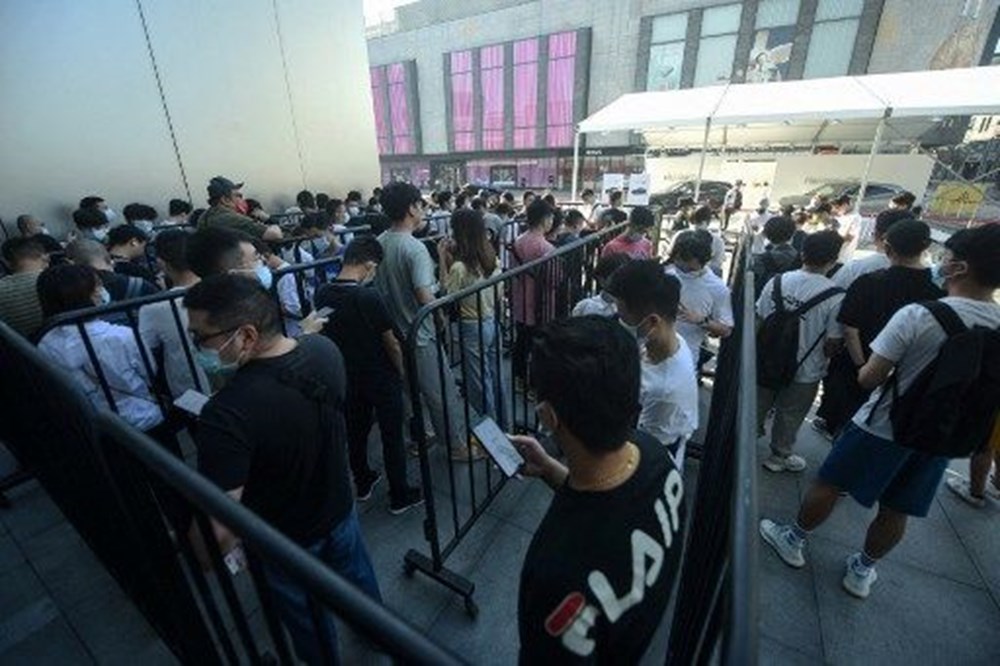 iPhone 13 satışta: Dünyanın dört bir yanında Apple tutkunları
yeni iPhone için kuyruğa girdi - 11