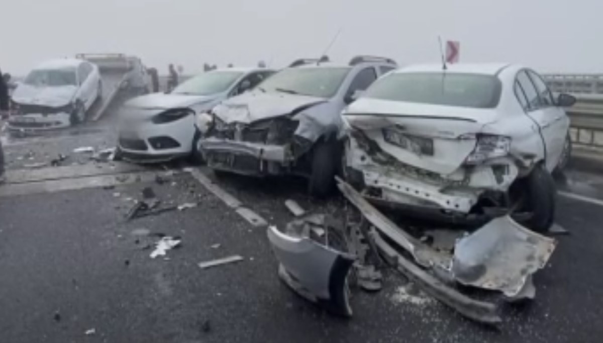 Diyarbakır'da 13 araç birbirine girdi: 9 yaralı Diyarbakır'da 13 araç birbirine girdi: 9 yaralı