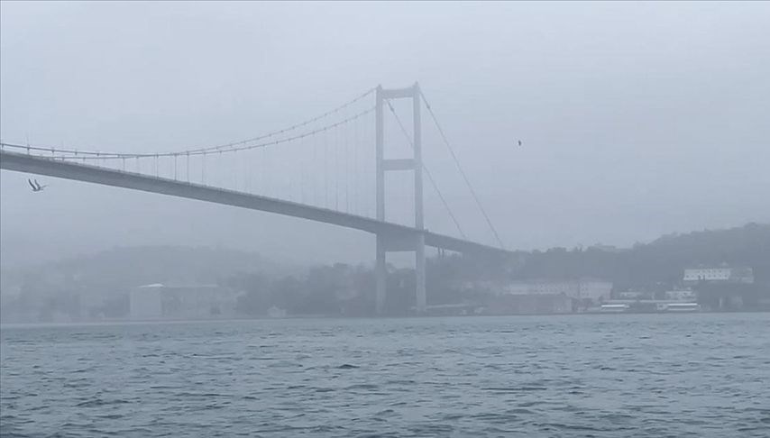 İstanbul'da gemi trafiği askıya alındı