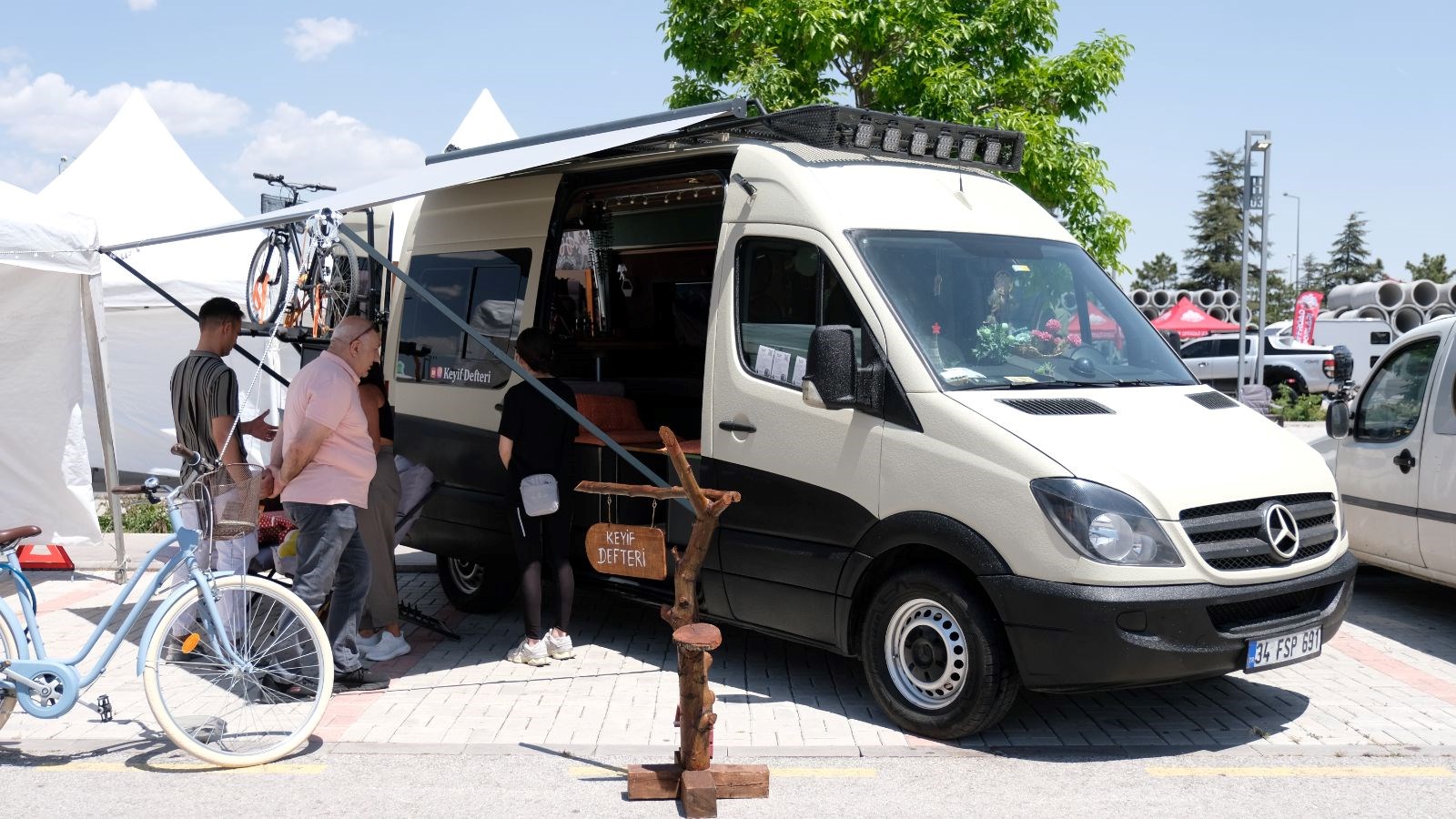 Büşra ve Ömer Türkoğlu çifti, 3 yıl önce dünya evine girdi. Düğünde gelin arabası olarak kiraladıkları karavanı tercih eden Türkoğlu çifti, daha sonra altın takılarını satıp minibüs satın aldı. Önce çalıştığı şirkette sorun yaşayan Ömer Türkoğlu, istifa etti. Ardından da eşini de işinden istifa etmesine ikna edip, satın aldıkları minibüsü karavana çevirip, Türkiye'ye gezmeye başladı. Yılın 4 mevsimi boyunca hayatlarını karavanda geçiren çift, şu ana kadar 50 ili gezdi.