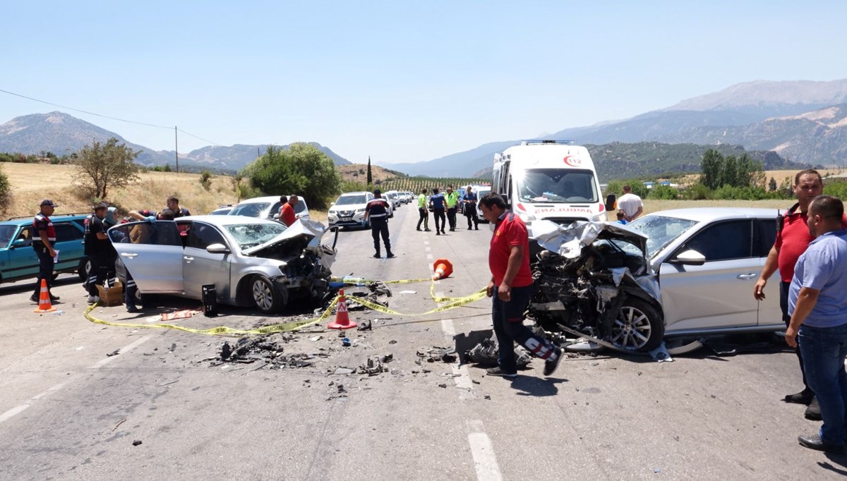 Isparta'da otomobiller çarpıştı: 1 ölü, 9 yaralı