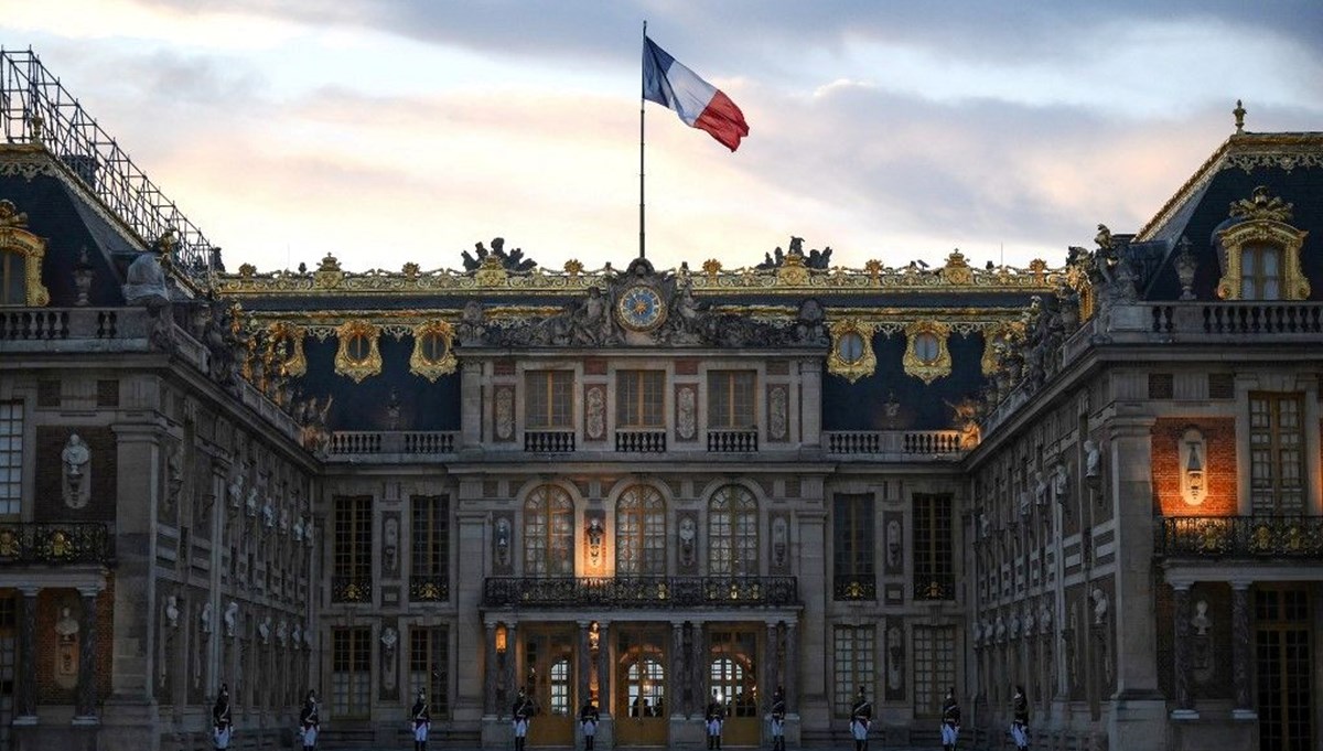 Fransa'da Versailles Sarayı'nda bomba ihbarı Fransa'da Versailles Sarayı'nda bomba ihbarı