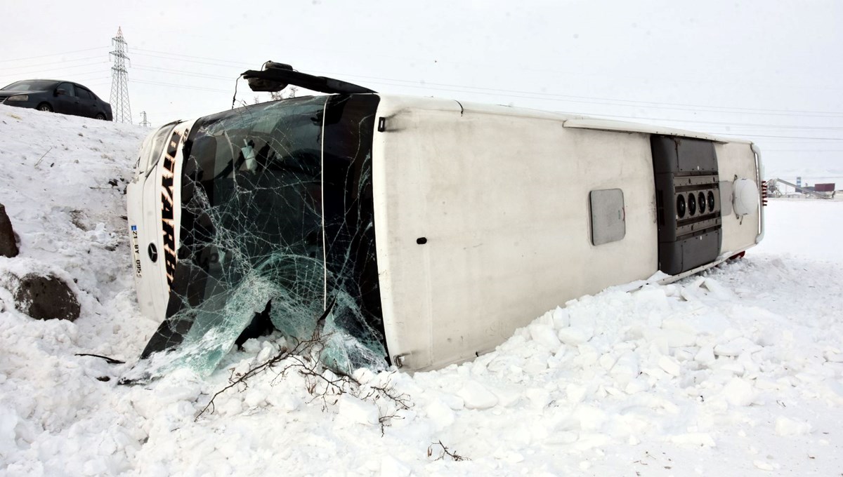 Bitlis’te yolcu otobüsü devrildi: 15 yaralı