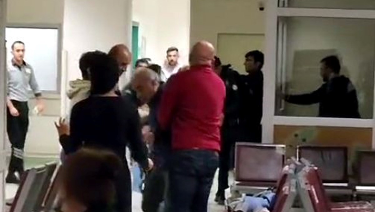 Acil serviste bıçaklı saldırgan dehşeti kamerada Acil serviste bıçaklı saldırgan dehşeti kamerada