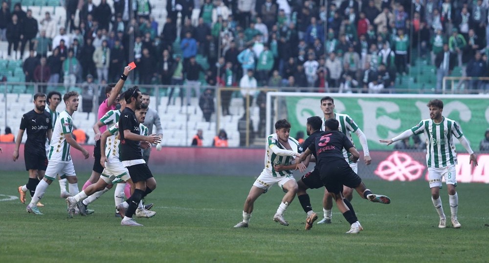 Bursaspor-Diyarbekirspor maçında futbolcular birbirine girdi: 6 kırmızı kart, 1 gözaltı - 11