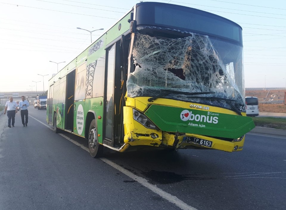 İETT otobüsü minibüse çarptı: 1'i ağır, 6 yaralı - 1