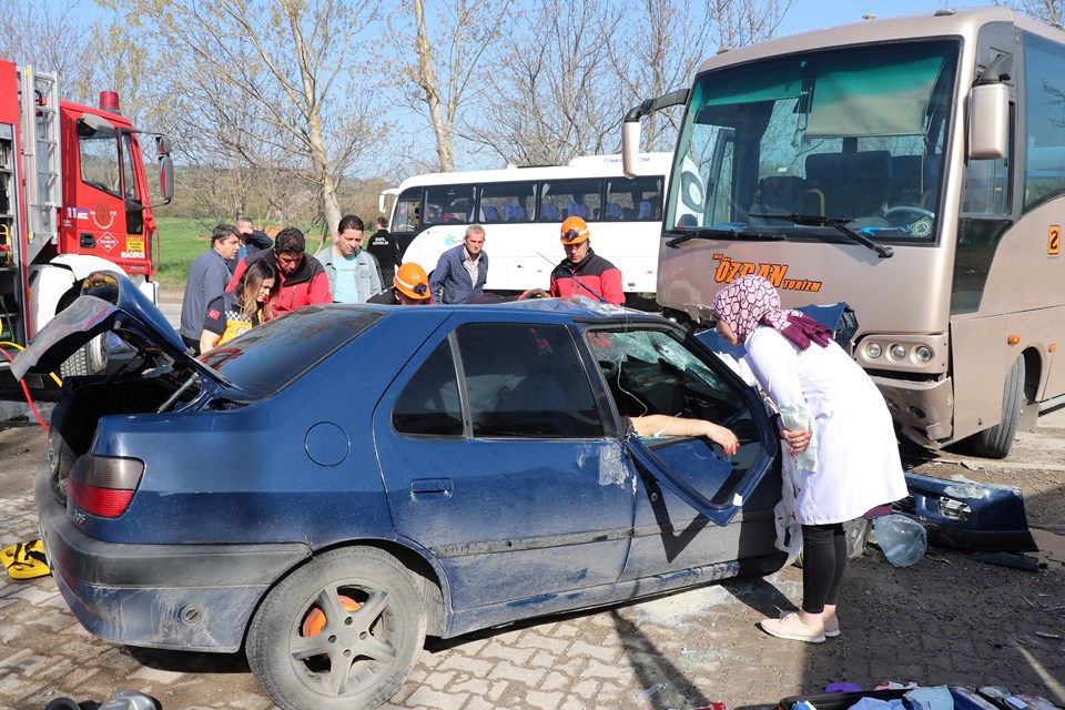 İşçileri taşıyan midibüs otomobille çarpıştı: 12 yaralı - 2