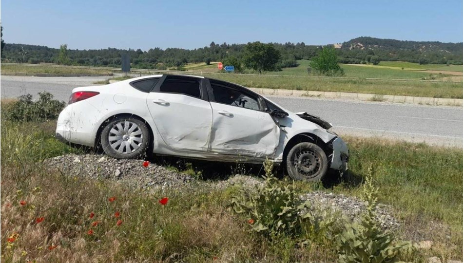 Otomobil devrildi, dört kişi yaralandı
