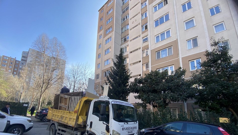 Beylikdüzü'nde çöp ev: Anne ve kızın evinden 30 poşet çöp çıktı